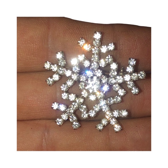 Jewelry - Elegant Silver Snowflake Brooch